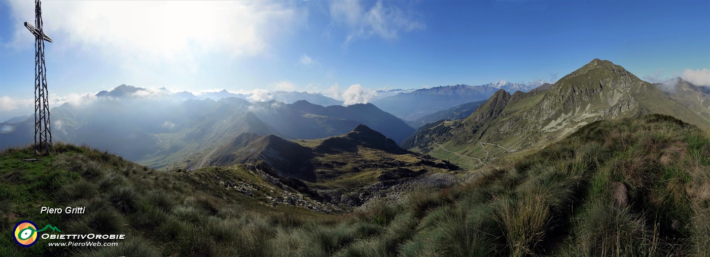 06 Ed ora invece mi godo un bel panorama di vetta dal Pizzo delle Segade (2173 m).jpg